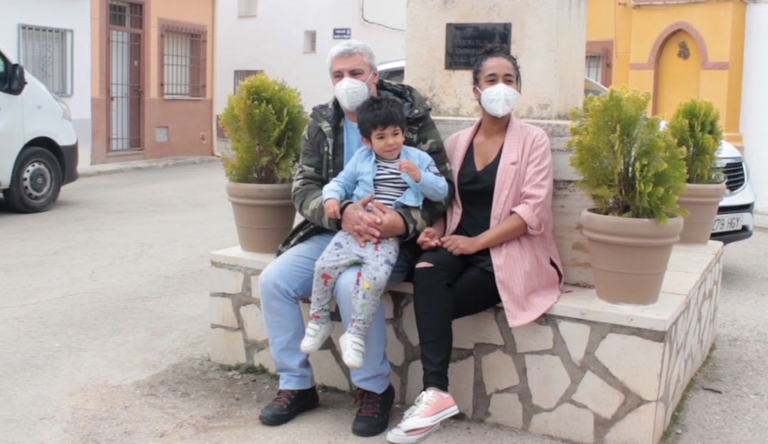 Gustavo y Estela, con su hijo, el pasado 23 de abril cuando llegaron a Torrubia del Campo (Cuenca). Gustavo y Estela, con su hijo, el pasado 23 de abril cuando llegaron a Torrubia del Campo (Cuenca).