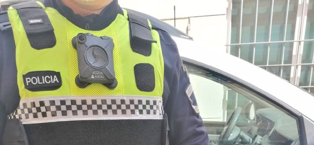 La cámara se activará automáticamente cuando se dispare la pistola Táser La cámara se activará automáticamente cuando se dispare la pistola Táser