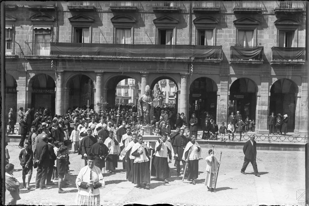 La imagen del santo en procesión La imagen del santo en procesión