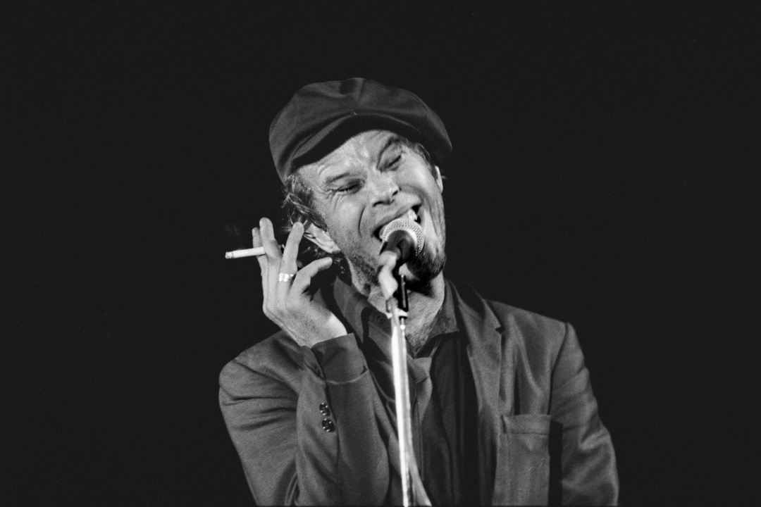 Tom Waits durante una actuación en París en 1979 Tom Waits durante una actuación en París en 1979