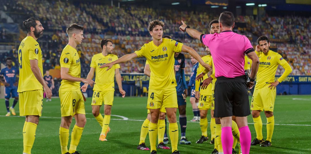 Los jugadores del Villarreal protestan el penalti favorable al Arsenal Los jugadores del Villarreal protestan el penalti favorable al Arsenal