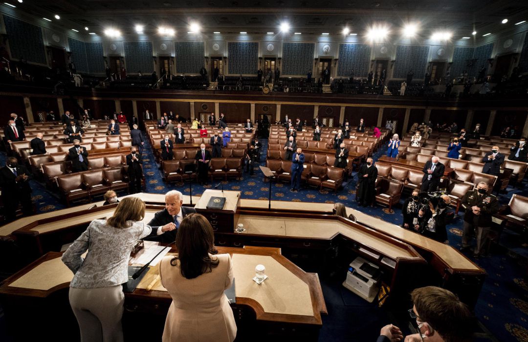 Un momento en el que Joe Biden se da la vuelta para saludar a Nancy Pelosi y Kamala Harris Un momento en el que Joe Biden se da la vuelta para saludar a Nancy Pelosi y Kamala Harris