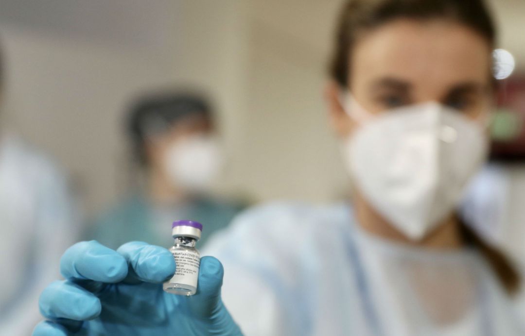 Una sanitaria sostiene una vacuna de Pfizer contra el COVID-19 Una sanitaria sostiene una vacuna de Pfizer contra el COVID-19