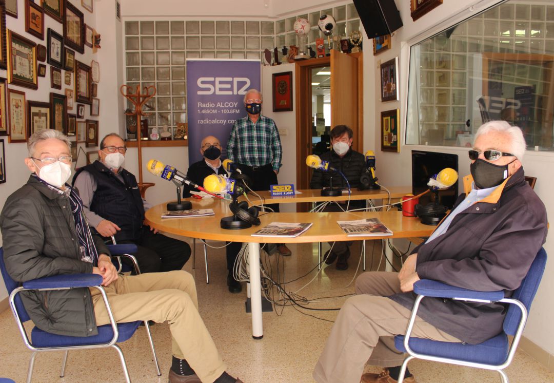 Rafael Romá, Javier Morales, Adolfo Seguí, Rafael Tortosa y Carlos Aracil con Paco Aznar en el estudio central de Radio Alcoy Rafael Romá, Javier Morales, Adolfo Seguí, Rafael Tortosa y Carlos Aracil con Paco Aznar en el estudio central de Radio Alcoy