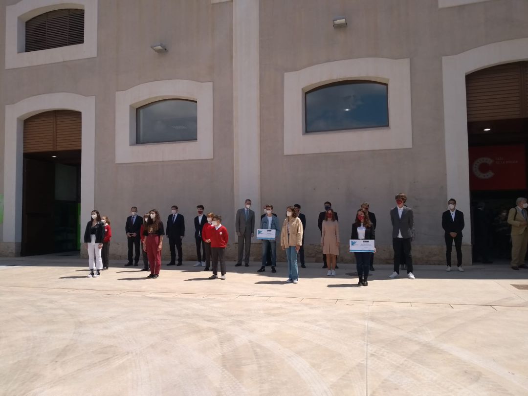 El rey Felipe VI, en la foto de familia de los premios FPdGi en Las Cigarreras. El rey Felipe VI, en la foto de familia de los premios FPdGi en Las Cigarreras.