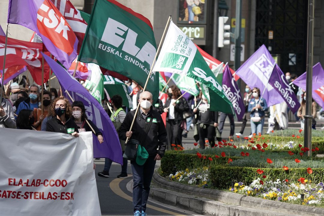 Un grupo de personas participa con pancartas y banderas en una manifestación de trabajadores de los servicios públicos vascos, durante la huelga del sector convocada el pasado 22 de abril de 2021, en Bilbao Un grupo de personas participa con pancartas y banderas en una manifestación de trabajadores de los servicios públicos vascos, durante la huelga del sector convocada el pasado 22 de abril de 2021, en Bilbao