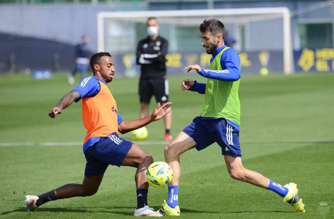 Carlos Akapo es uno de los jugadores que podría utilizar Cervera en el lateral izquierdo. Carlos Akapo es uno de los jugadores que podría utilizar Cervera en el lateral izquierdo.