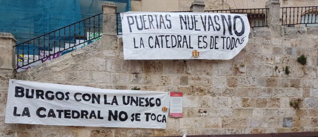 Pancartas contra el cambio de puertas de la Catedral Pancartas contra el cambio de puertas de la Catedral