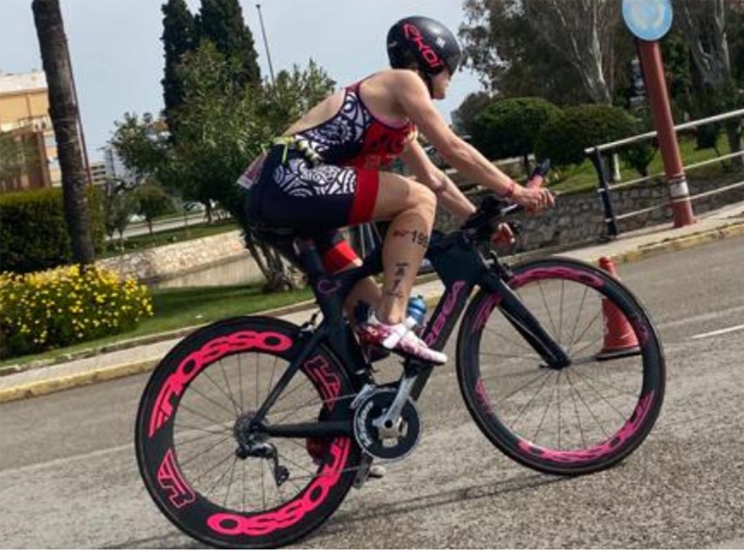 La triatleta montada en su bici. La triatleta montada en su bici.