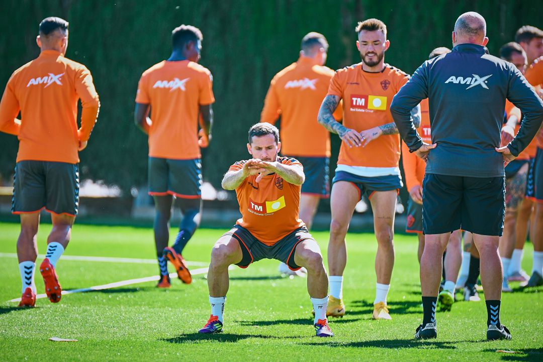 Pablo Piatti se agacha durante un entrenamiento del Elche esta semana Pablo Piatti se agacha durante un entrenamiento del Elche esta semana