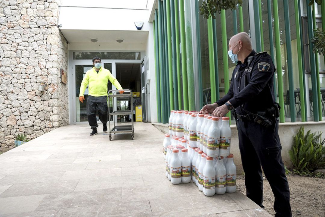 Donación de alimentos en el CAI de Cáritas Gandia Donación de alimentos en el CAI de Cáritas Gandia