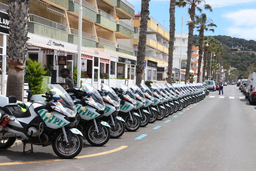 Motos de agentes en prácticas de la Guardia Civil de Tráfico aparcadas en el paseo de La Herradura (Granada) Motos de agentes en prácticas de la Guardia Civil de Tráfico aparcadas en el paseo de La Herradura (Granada)