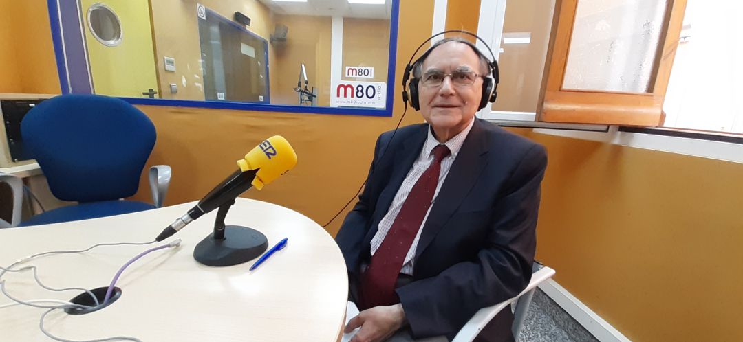 Antonio Campos, en los estudios de Radio Granada Antonio Campos, en los estudios de Radio Granada