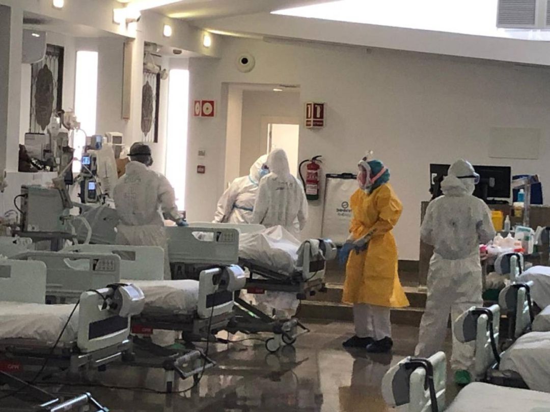 Personal sanitario del Hospital Virgen de las Nieves atendiendo a pacientes críticos Personal sanitario del Hospital Virgen de las Nieves atendiendo a pacientes críticos