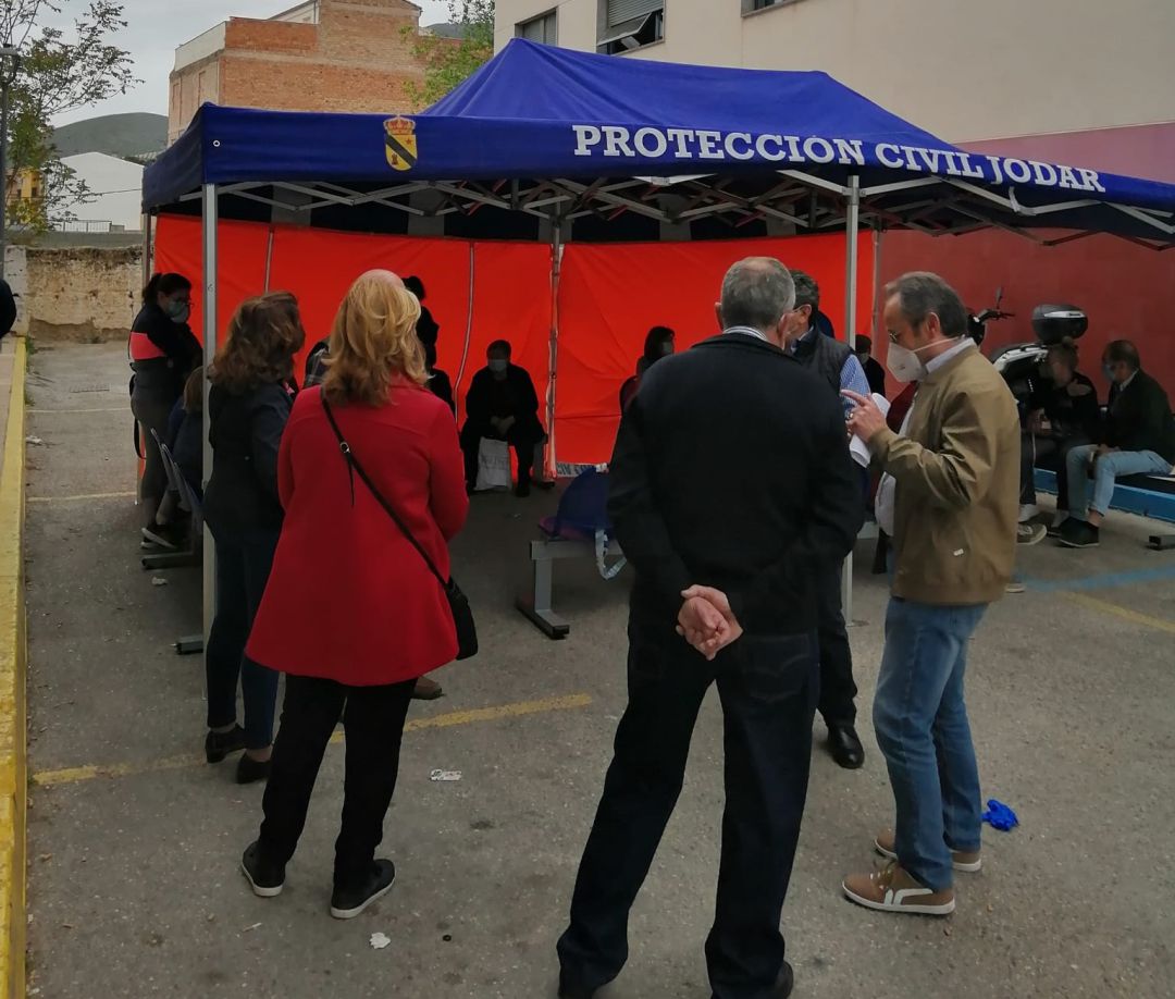 Dispositivo instalado a las puertas del servicio de urgencias del Centro de Salud de Jódar en una jornada de vacunación Dispositivo instalado a las puertas del servicio de urgencias del Centro de Salud de Jódar en una jornada de vacunación