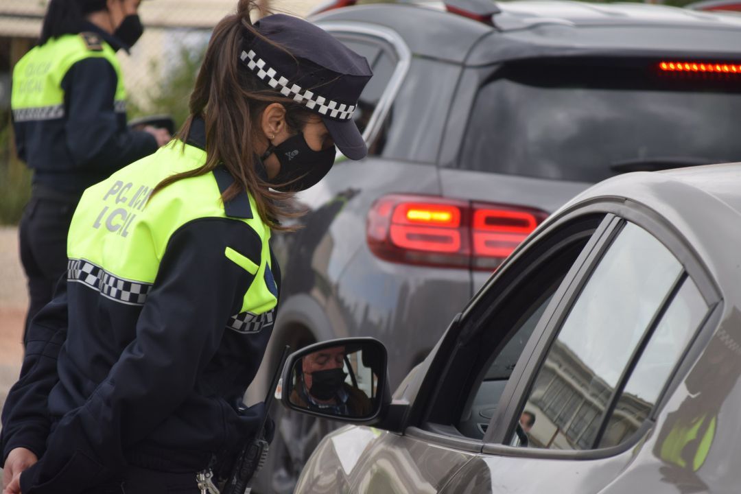 Una agente de Policía Local realiza sus funciones de control en uno de los accesos al municipio Una agente de Policía Local realiza sus funciones de control en uno de los accesos al municipio