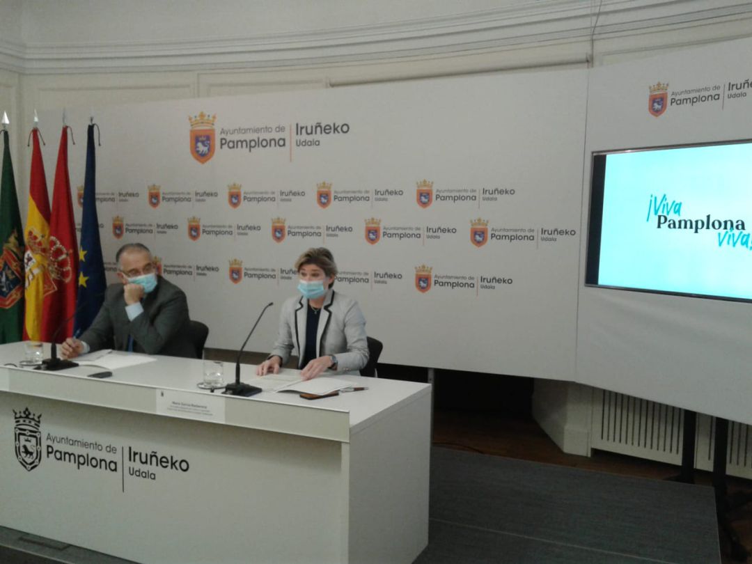 El alcalde de Pamplona, Enrique Maya, y la concejala de Cultura e Igualdad, María García Barberena, en la presentación de la programación cultural de verano en Pamplona. El alcalde de Pamplona, Enrique Maya, y la concejala de Cultura e Igualdad, María García Barberena, en la presentación de la programación cultural de verano en Pamplona.