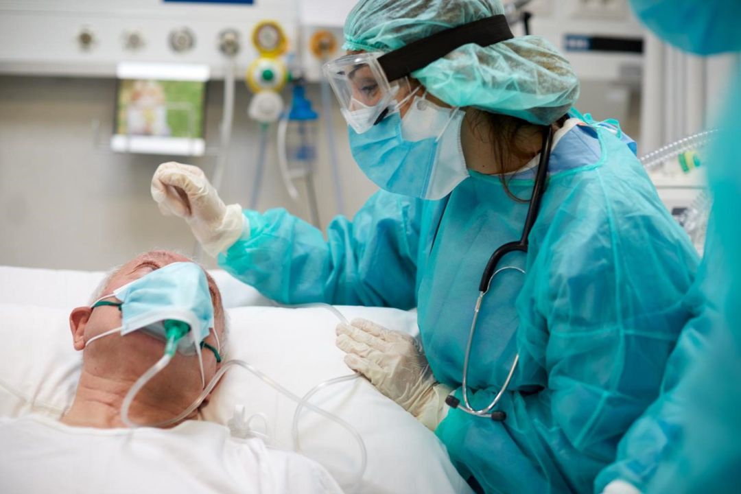 Archivo - Paciente atendido en el hospital por personl sanitario. Archivo - Paciente atendido en el hospital por personl sanitario.