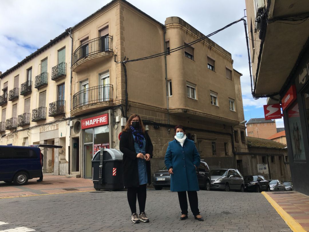 Clara Martín, concejala Urbanismo, y Clara Luquero, alcaldesa de Segovia, junto al inmueble de la Calle Antonio Machado Clara Martín, concejala Urbanismo, y Clara Luquero, alcaldesa de Segovia, junto al inmueble de la Calle Antonio Machado