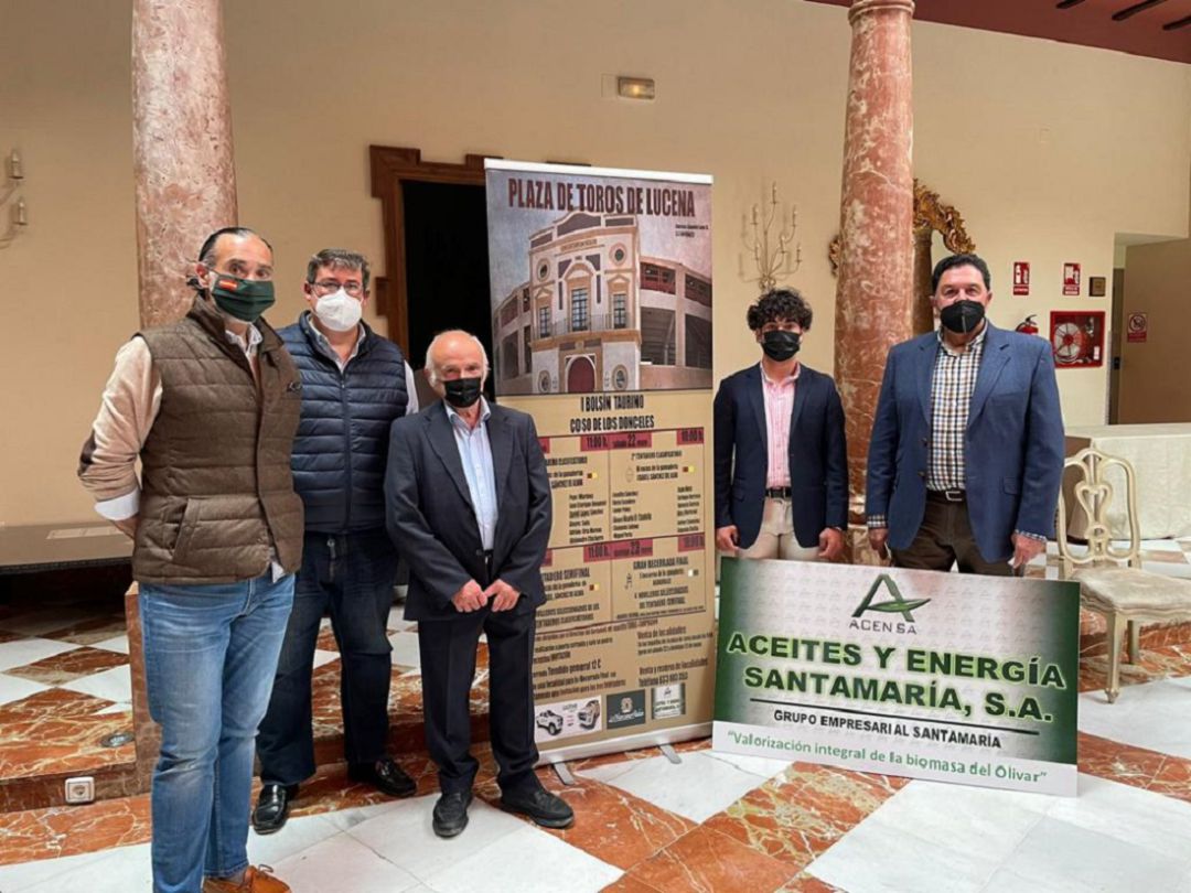 El maestro Tomás Campuzano, el primero por la derecha, en la presentación de I Bolsín Taurino Coso de los Donceles de Lucena El maestro Tomás Campuzano, el primero por la derecha, en la presentación de I Bolsín Taurino Coso de los Donceles de Lucena