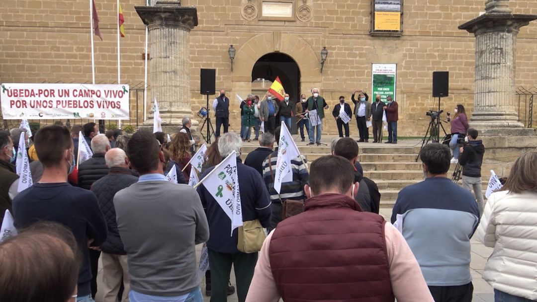 Olivareros y agricultores protestan a las puertas del Hospital de Santiago en Úbeda Olivareros y agricultores protestan a las puertas del Hospital de Santiago en Úbeda