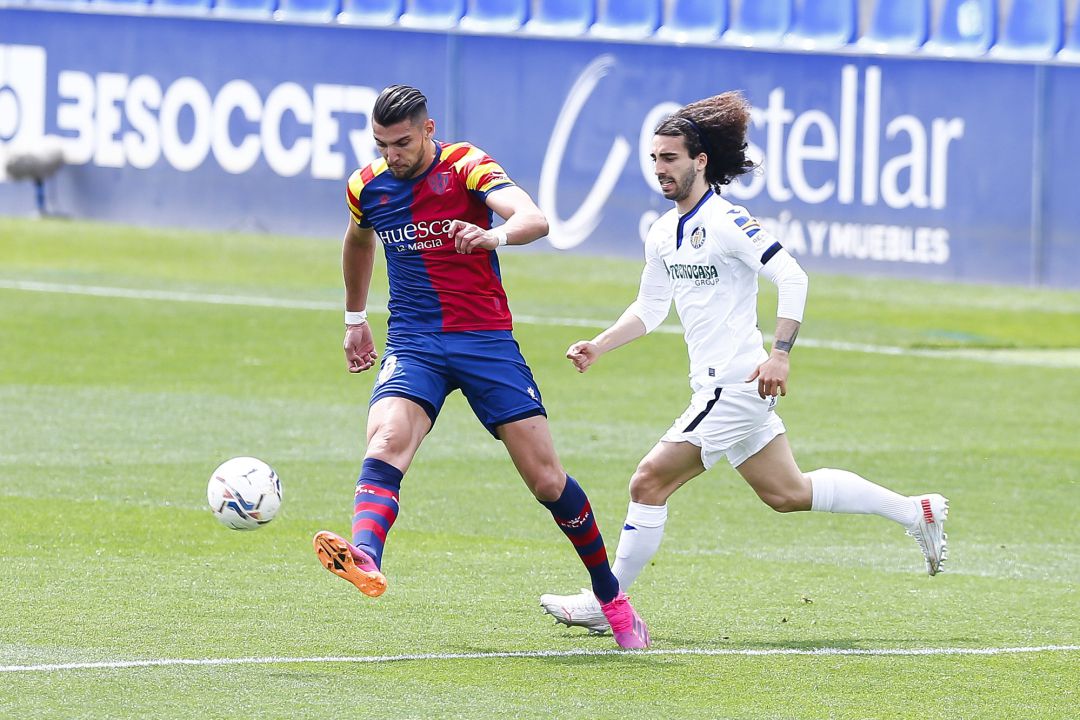 Rafa Mir se va de Cucurella Rafa Mir se va de Cucurella