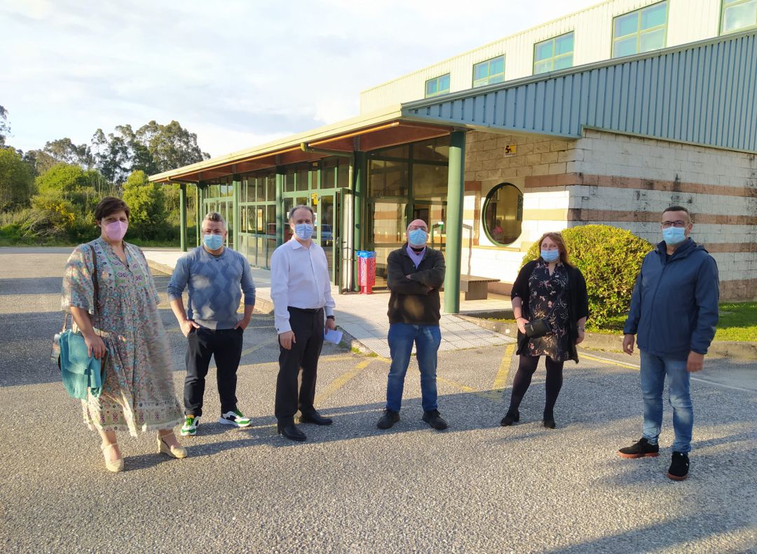 Los cinco concejales de A Guarda junto al edil de Converxencia Galega (tercero por la derecha) en la entrada de la piscina municipal. Los cinco concejales de A Guarda junto al edil de Converxencia Galega (tercero por la derecha) en la entrada de la piscina municipal.