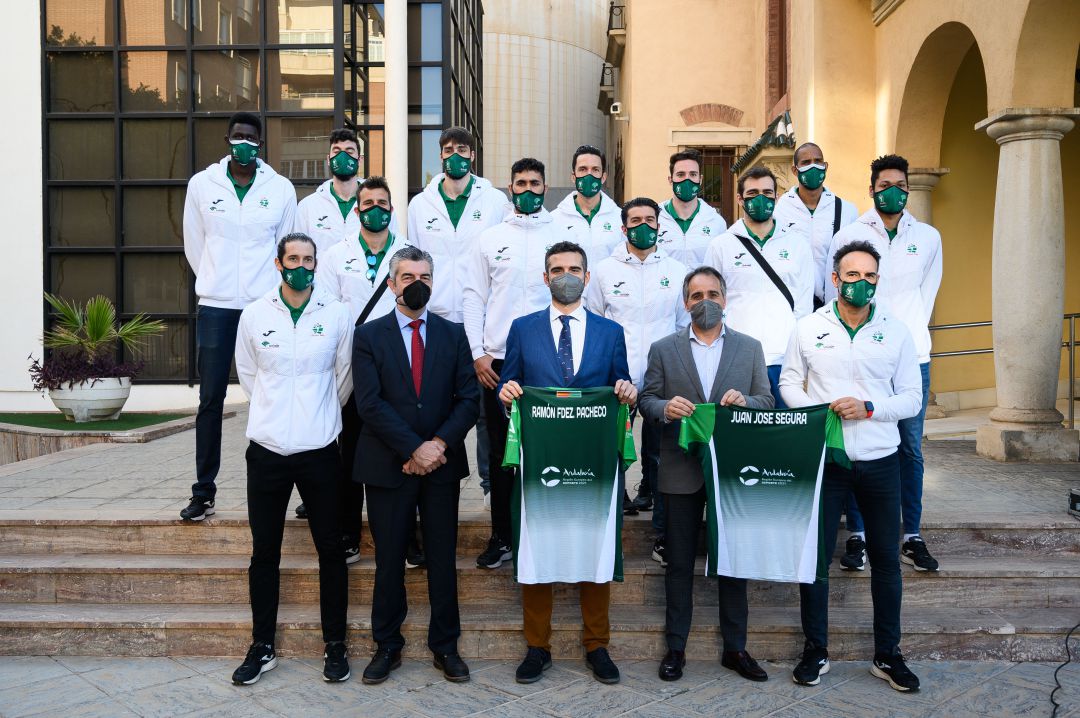 El alcalde de Almería con la gran familia del Unicaja Almería. El alcalde de Almería con la gran familia del Unicaja Almería.