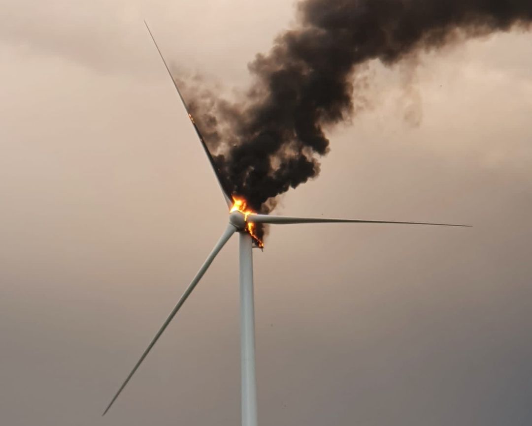 El fuego del aerogenerador obligó a intervenir a los bomberos de Tarancón El fuego del aerogenerador obligó a intervenir a los bomberos de Tarancón