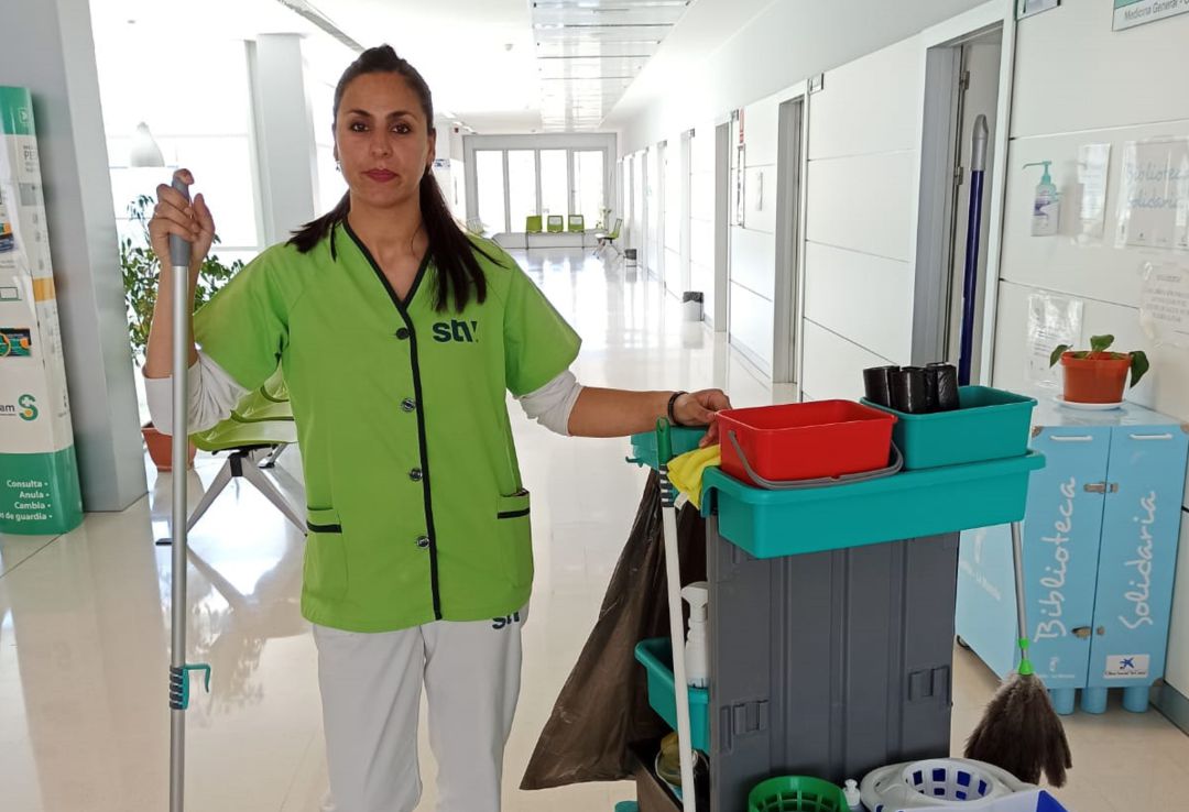 Los trabajadores de limpieza del hospital y de los centros de salud han estado en primera linea de la pandemia del coronavirus. Los trabajadores de limpieza del hospital y de los centros de salud han estado en primera linea de la pandemia del coronavirus.