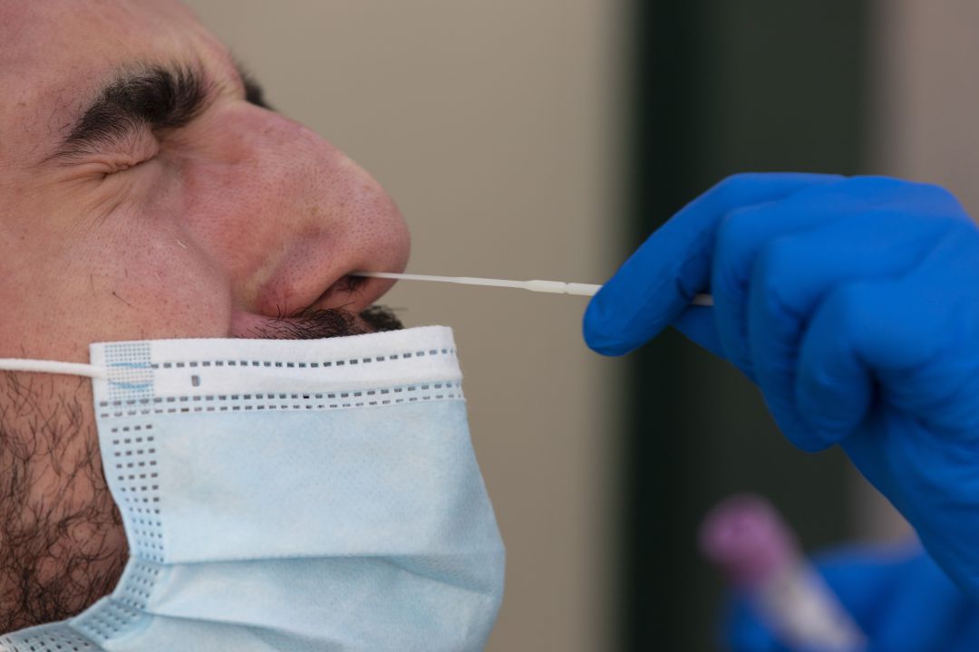 Un joven sometiéndose a una prueba PCR. Un joven sometiéndose a una prueba PCR.