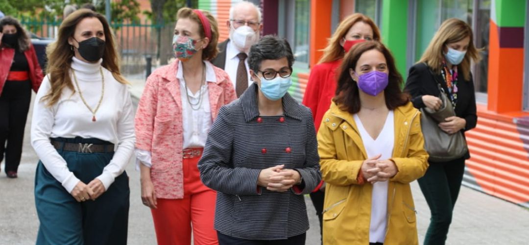 La ministra de Asuntos Exteriores junto con la alcaldesa de Getafe antes de entrar en el edificio que la Comisión Española de Ayuda al Refugiado tiene en la ciudad. La ministra de Asuntos Exteriores junto con la alcaldesa de Getafe antes de entrar en el edificio que la Comisión Española de Ayuda al Refugiado tiene en la ciudad.