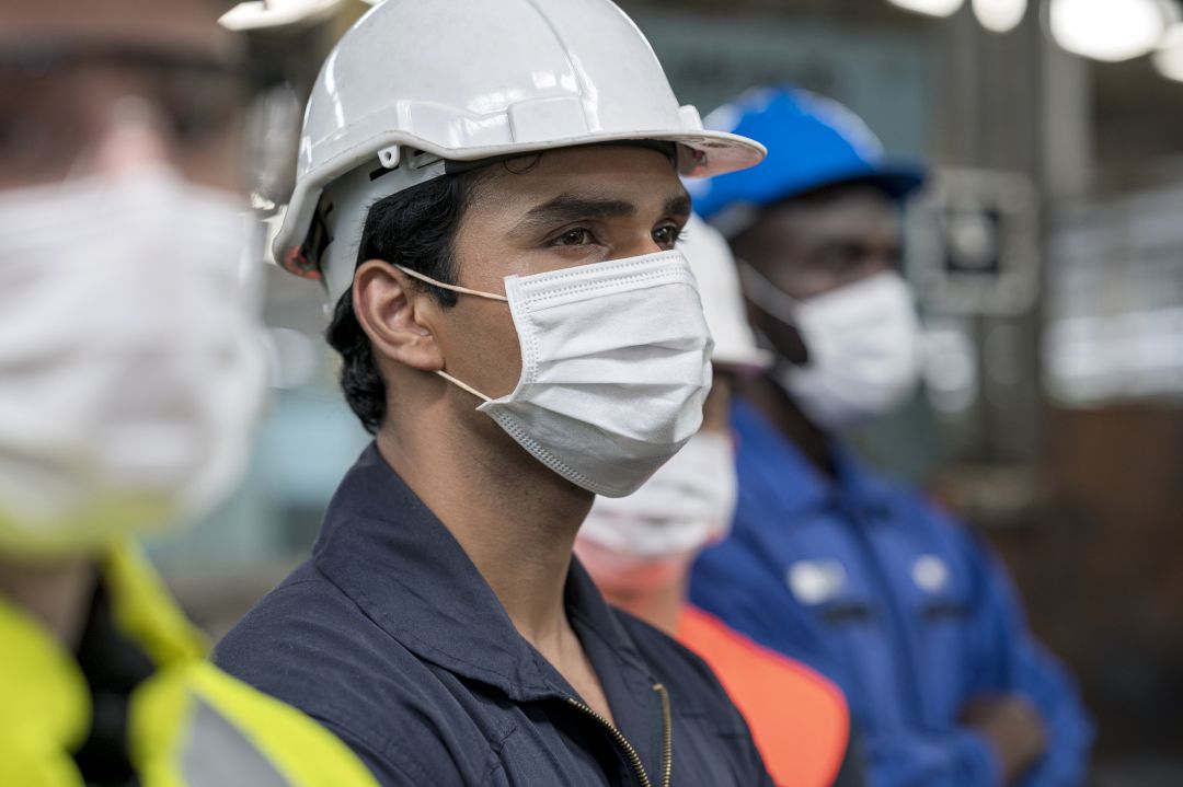 Trabajadores en una fabrica Trabajadores en una fabrica