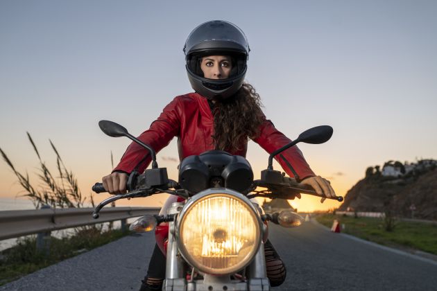 Muchos moteros van en moto sin guantes en vías urbanas. Muchos moteros van en moto sin guantes en vías urbanas.