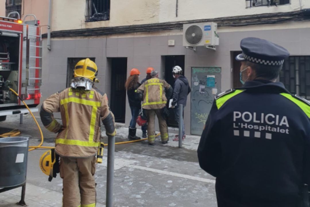 Incendio en Hospitalet: un muerto y un policía herido al salvar a una mujer Incendio en Hospitalet: un muerto y un policía herido al salvar a una mujer