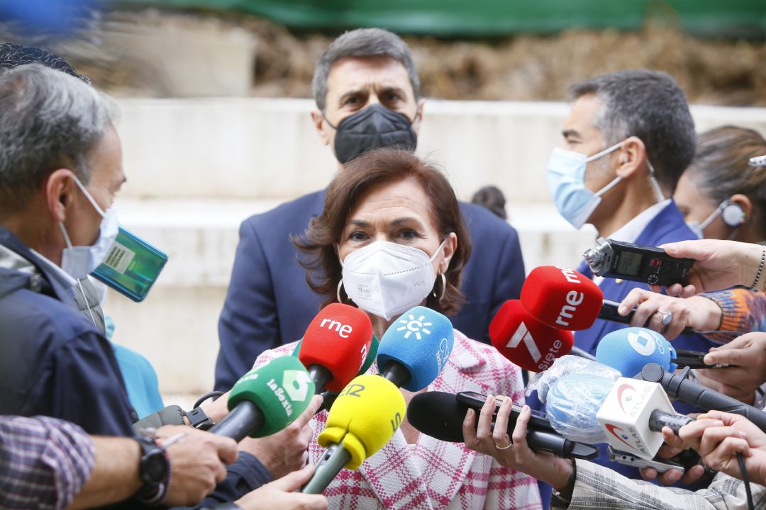 La vicepresidenta primera del Gobierno, Carmen Calvo, este viernes en Córdoba atendiendo a los medios. La vicepresidenta primera del Gobierno, Carmen Calvo, este viernes en Córdoba atendiendo a los medios.