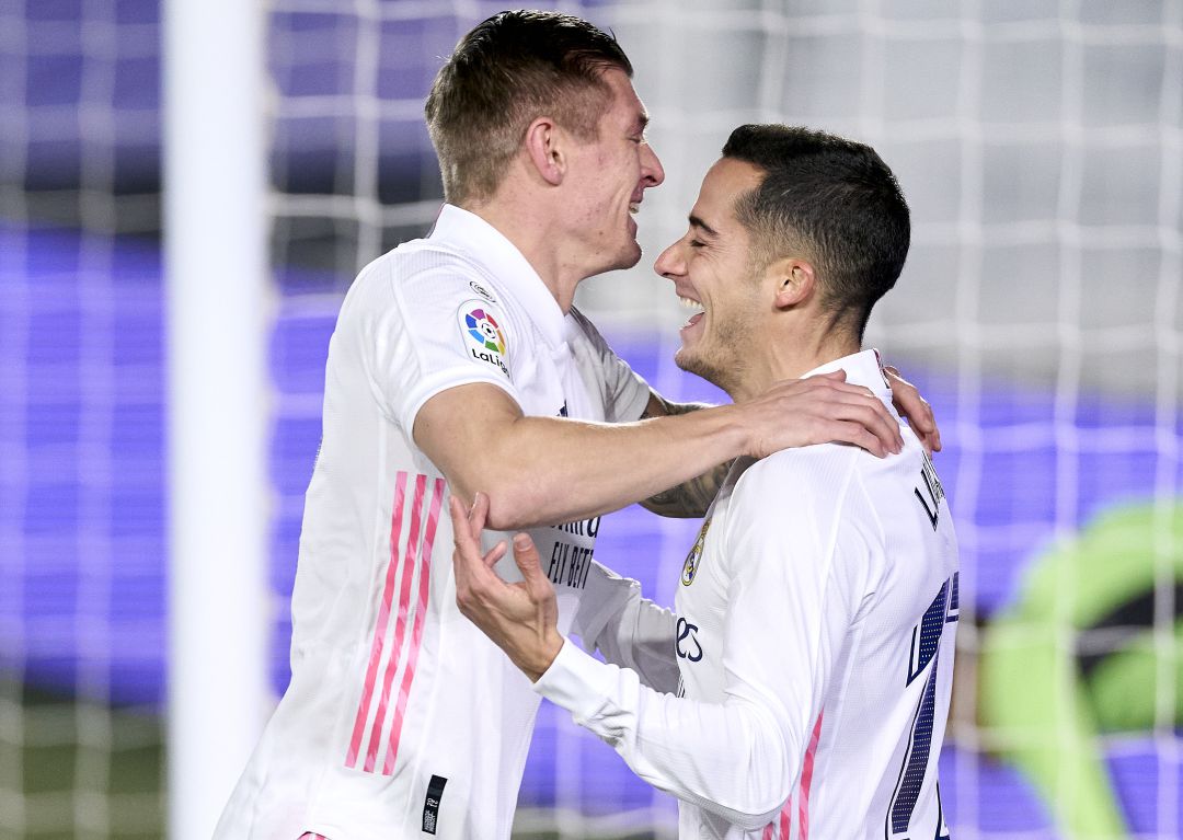 Toni Kroos abraza a su compañero Lucas Vázquez Toni Kroos abraza a su compañero Lucas Vázquez