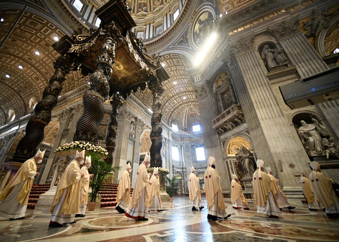 Cardenales y obispos en la basílica de San Pedro del Vaticano. Cardenales y obispos en la basílica de San Pedro del Vaticano.