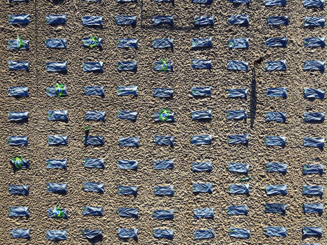 Foto tomada con un dron que muestra elementos que simulan cerca de 400 bolsas mortuorias durante el acto de la ONG Río de Paz en memoria de los más de 400.000 brasileños muertos por el Covid-19. Foto tomada con un dron que muestra elementos que simulan cerca de 400 bolsas mortuorias durante el acto de la ONG Río de Paz en memoria de los más de 400.000 brasileños muertos por el Covid-19.