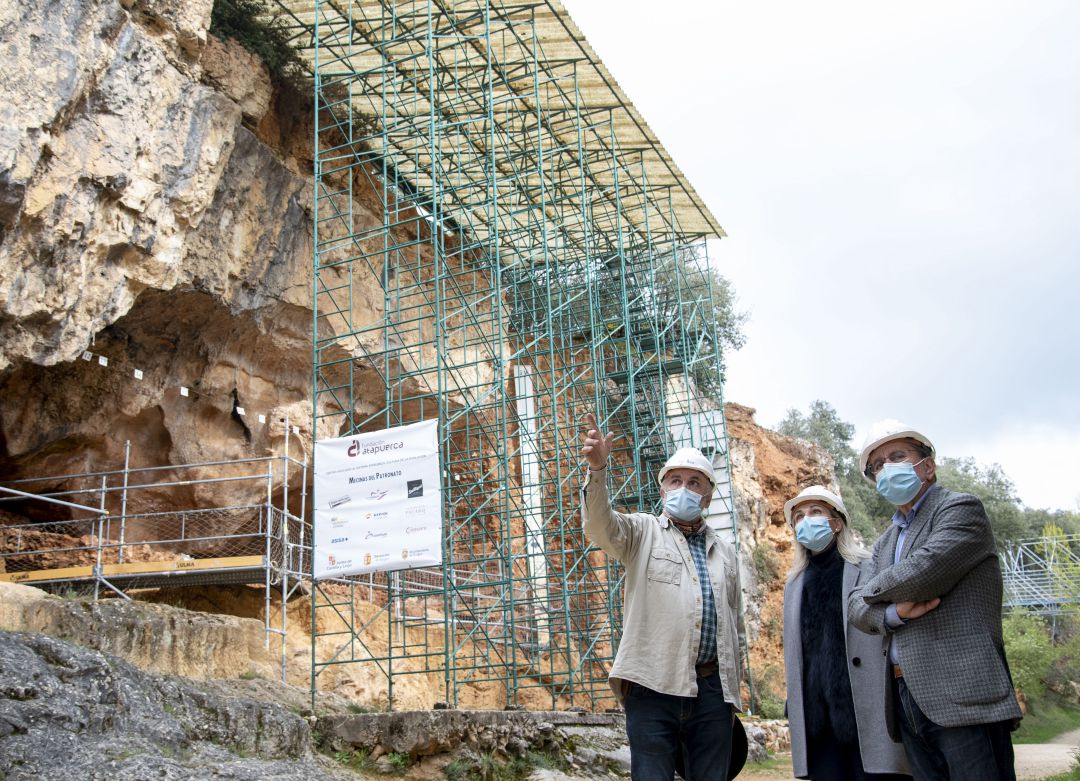 Eudald Carbonell Roura, Belén Martín Sanz, directora territorial de Caixabank Castilla y León y Javier Gutiérrez González, en los yacimientos de la sierra de Atapuerca Eudald Carbonell Roura, Belén Martín Sanz, directora territorial de Caixabank Castilla y León y Javier Gutiérrez González, en los yacimientos de la sierra de Atapuerca