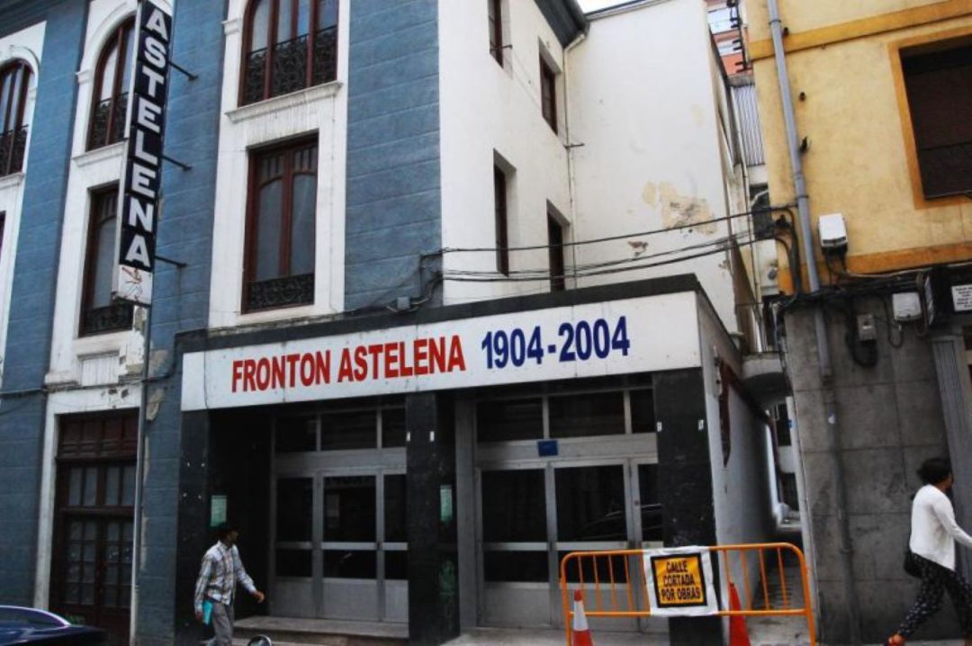 El frontón Astelena de Eibar donde sigue la campaña de vacunación El frontón Astelena de Eibar donde sigue la campaña de vacunación