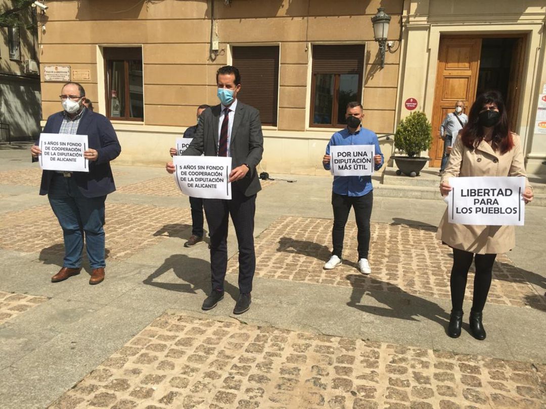 Los concejales de PSOE y EU Elda a las puertas del ayuntamiento Los concejales de PSOE y EU Elda a las puertas del ayuntamiento