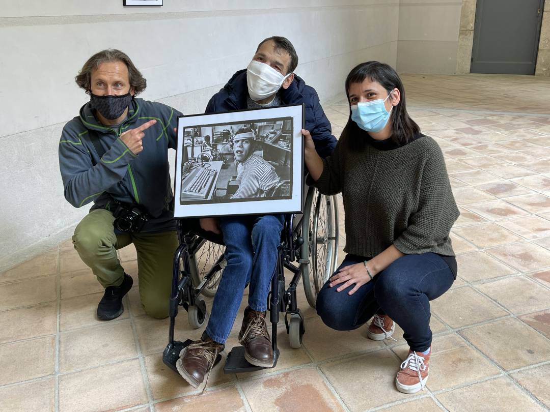 El fotògraf Jordi Play; en Jaume, un dels protagonistes de les fotografies; i la Marta Vila, una amiga d'en Jaume. El fotògraf Jordi Play; en Jaume, un dels protagonistes de les fotografies; i la Marta Vila, una amiga d'en Jaume.
