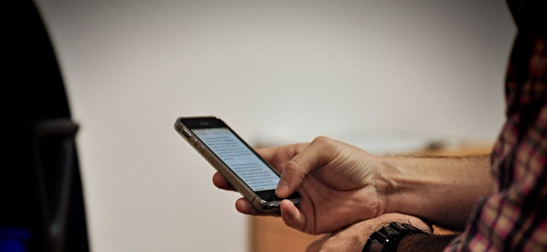 El joven robó el teléfono móvil al menor. El joven robó el teléfono móvil al menor.