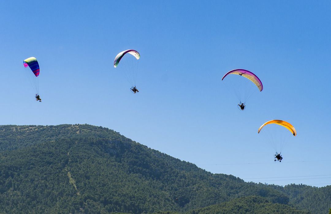 Exhibición en parapente en una edición anterior del festival. Exhibición en parapente en una edición anterior del festival.