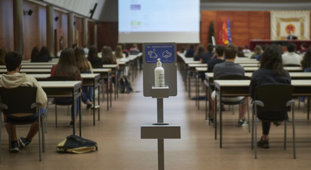 Dispensador de gel hidroalcohólico en la entrada a un aula. Dispensador de gel hidroalcohólico en la entrada a un aula.