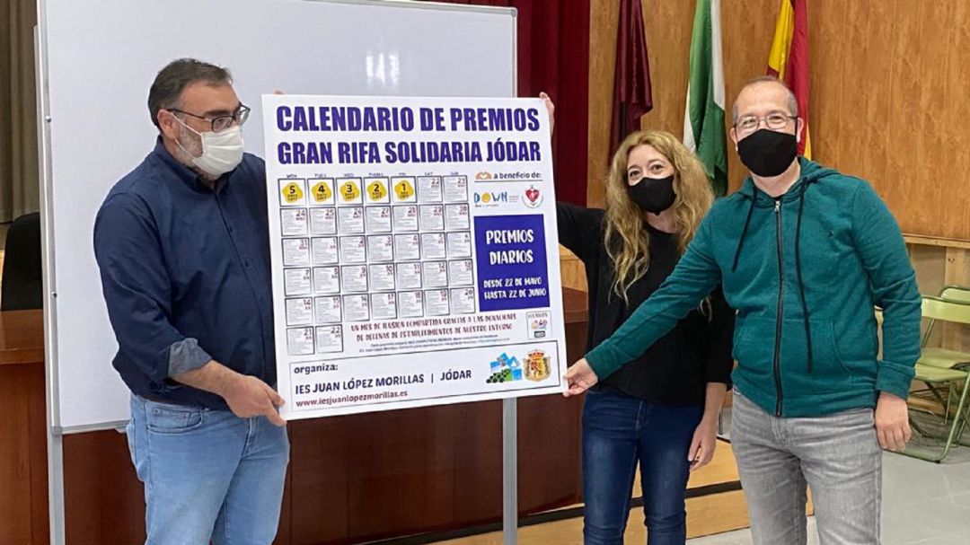 Momento de la presentación, con el director, Enrique Yerves, a la izquierda y los profesores Isabel de la Torre y Francisco Javier Valsera Momento de la presentación, con el director, Enrique Yerves, a la izquierda y los profesores Isabel de la Torre y Francisco Javier Valsera