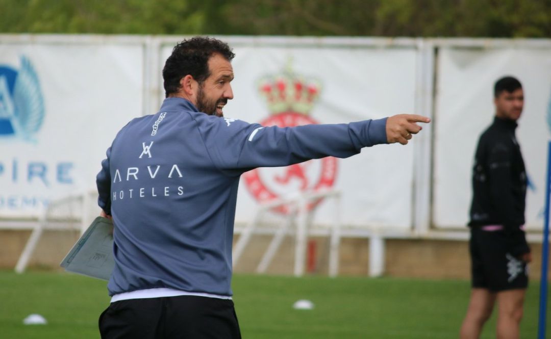 El nuevo entrenador de la Cultural, durante una de las sesiones de la semana El nuevo entrenador de la Cultural, durante una de las sesiones de la semana