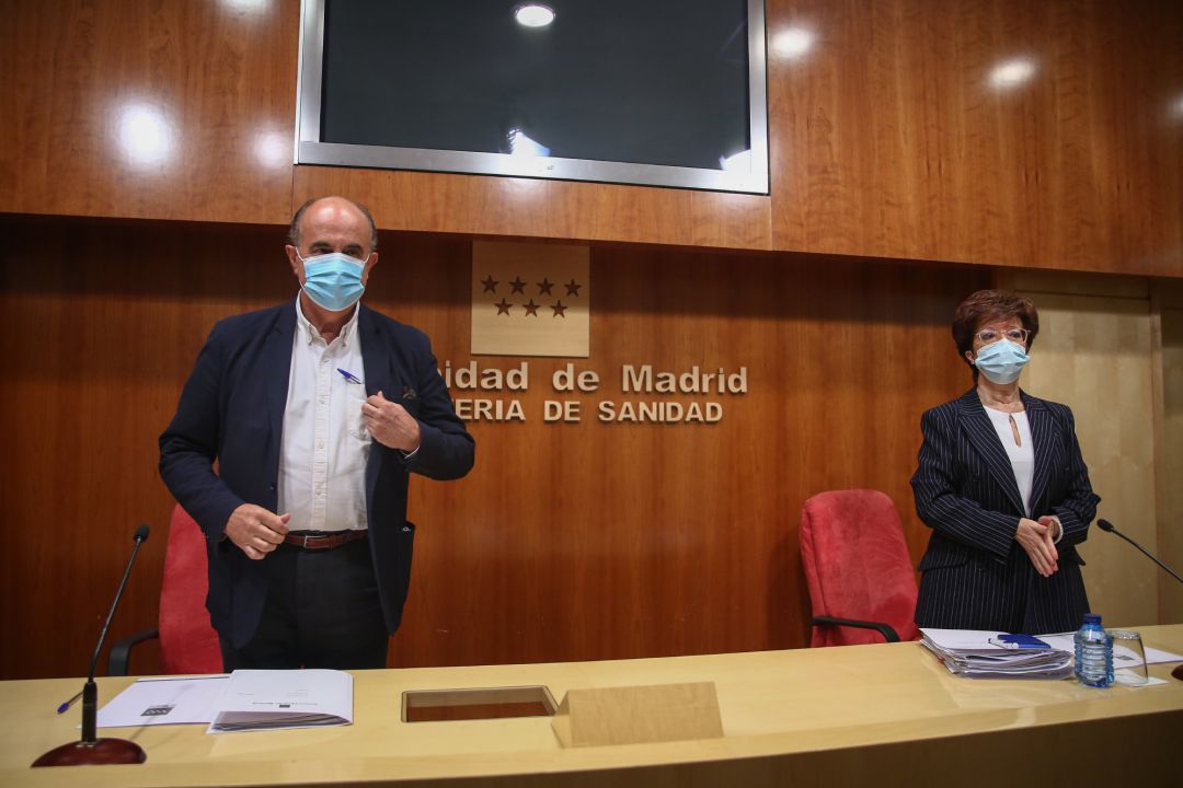 El viceconsejero de Salud Pública y Plan COVID-19 de la Comunidad de Madrid, Antonio Zapatero, y la directora general de Salud Pública, Elena Andradas. El viceconsejero de Salud Pública y Plan COVID-19 de la Comunidad de Madrid, Antonio Zapatero, y la directora general de Salud Pública, Elena Andradas.