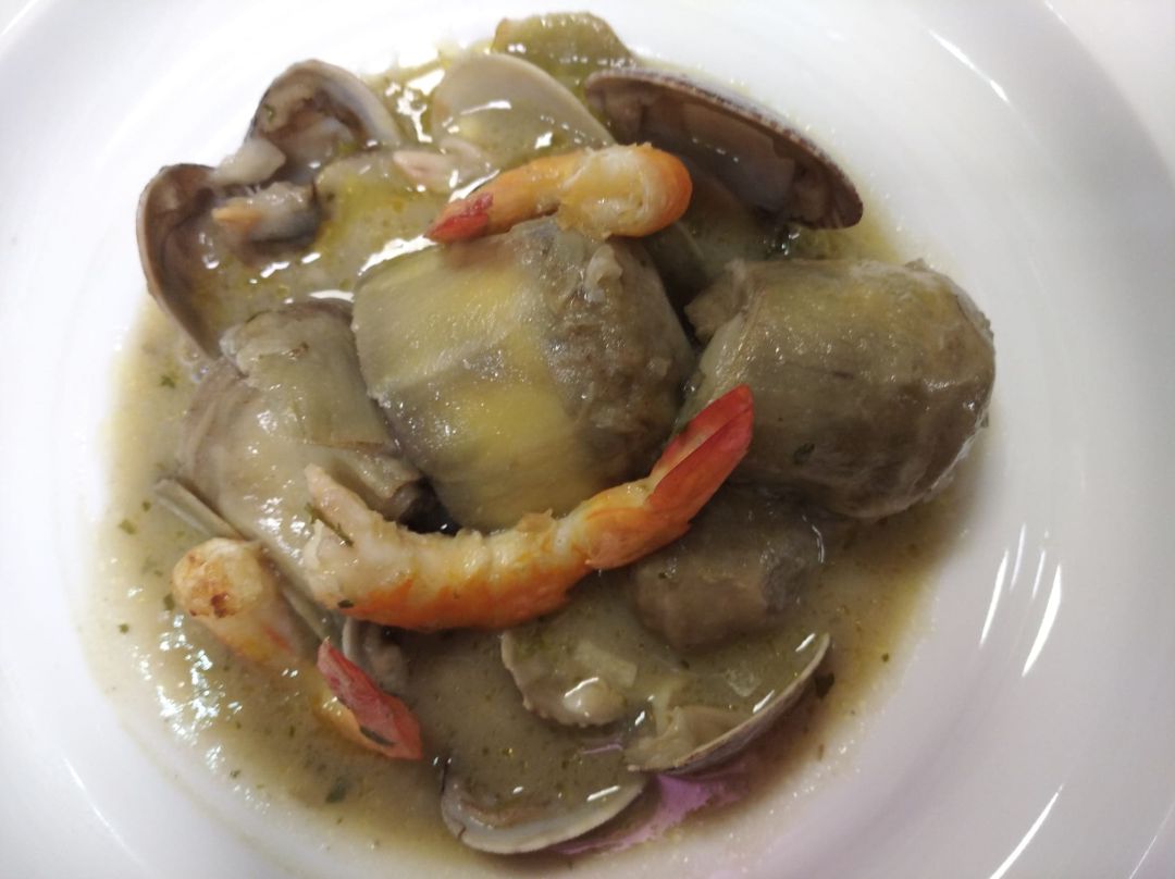 Alcachofas con almejas y langostinos Alcachofas con almejas y langostinos